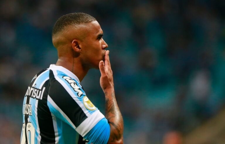 Flamengo faz sondagem, mas Douglas Costa diz que, no Brasil, só atua no Grêmio