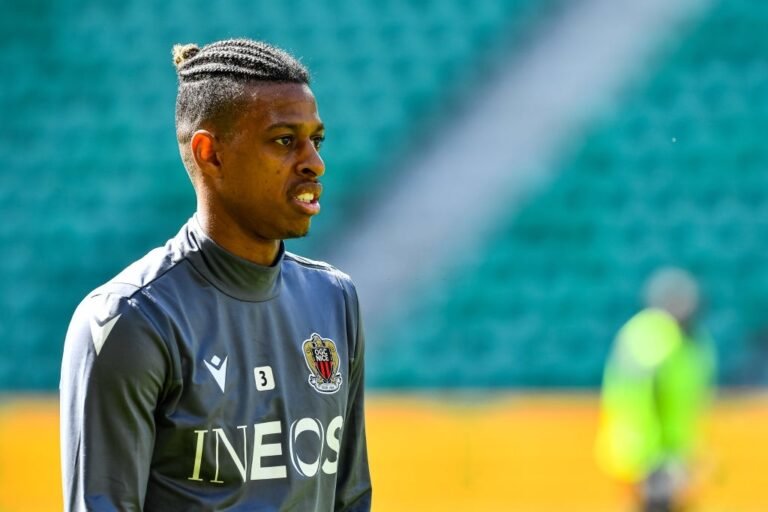 Robson Bambu desembarca no Brasil para assinar contrato com o Corinthians