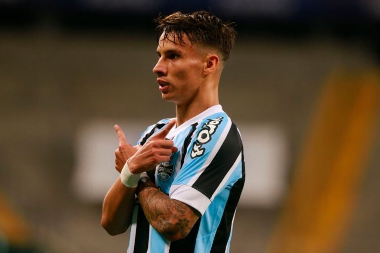 Ferreira deve renovar contrato com Grêmio; clubes do exterior monitoram