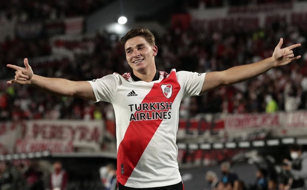 Manchester City acerta contratação de Julian Álvarez, do River Plate