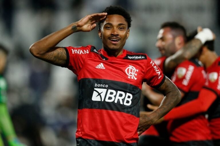 Flamengo encaminha renovação de Vitinho até 2024, diz portal