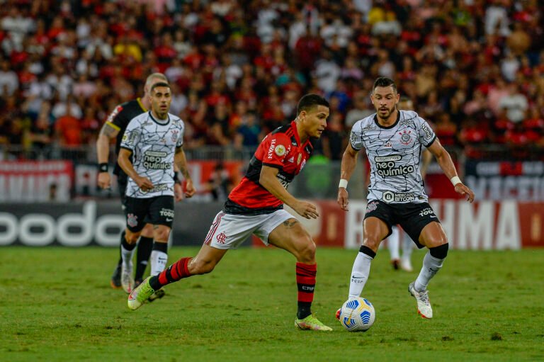 Flamengo recusa proposta de clube árabe pelo volante João Gomes