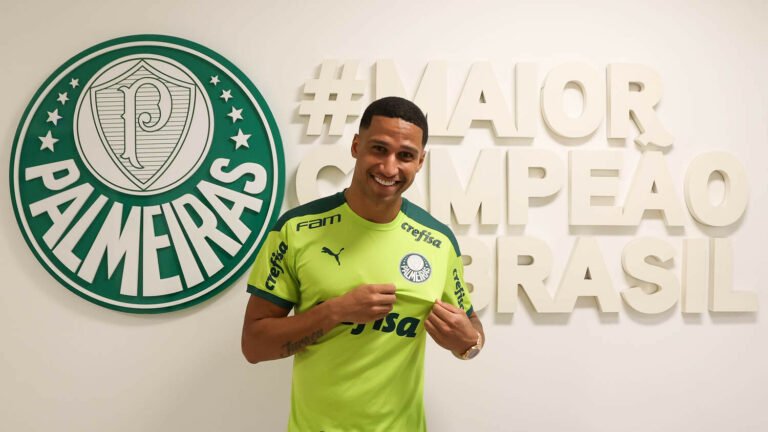 Murilo assina contrato e conta como reagiu ao receber proposta do Palmeiras