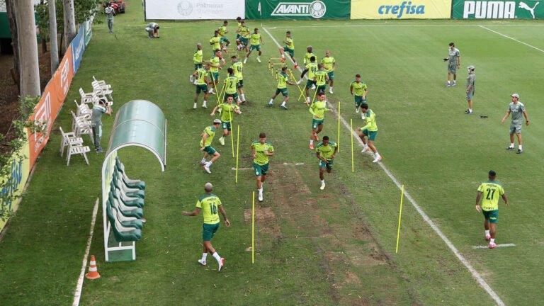 Auxiliares de Abel comandam exercícios e Palmeiras divide setores do elenco em treino técnico