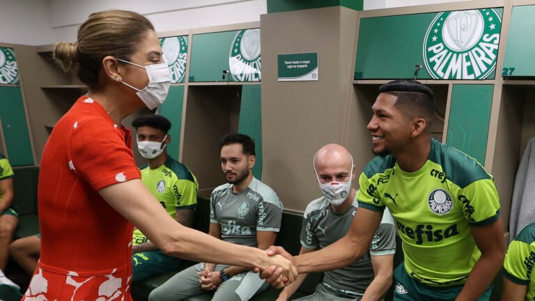 Leila Pereira conversa com elenco antes do treino