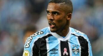Dirigente do Grêmio nega existência de multa que impede acerto de Douglas Costa com Flamengo