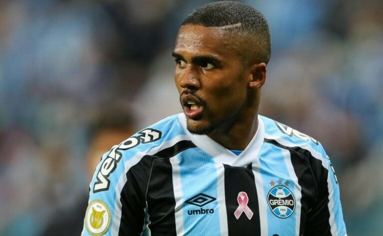 Dirigente do Grêmio nega existência de multa que impede acerto de Douglas Costa com Flamengo