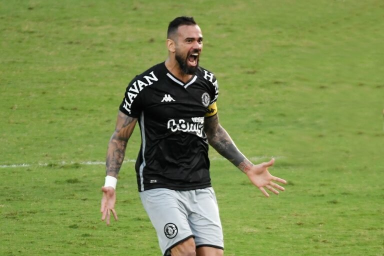 Vasco anuncia saída de Leandro Castán