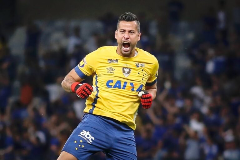 Ídolo do Cruzeiro, Fábio entra na mira do América-MG visando a Libertadores