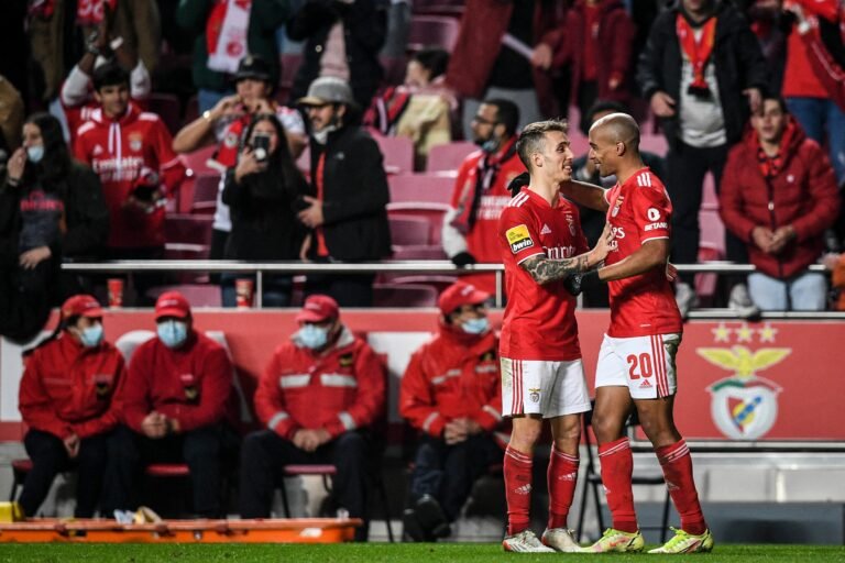 Benfica vence Paços de Ferreira e mantém distância para o líder Porto