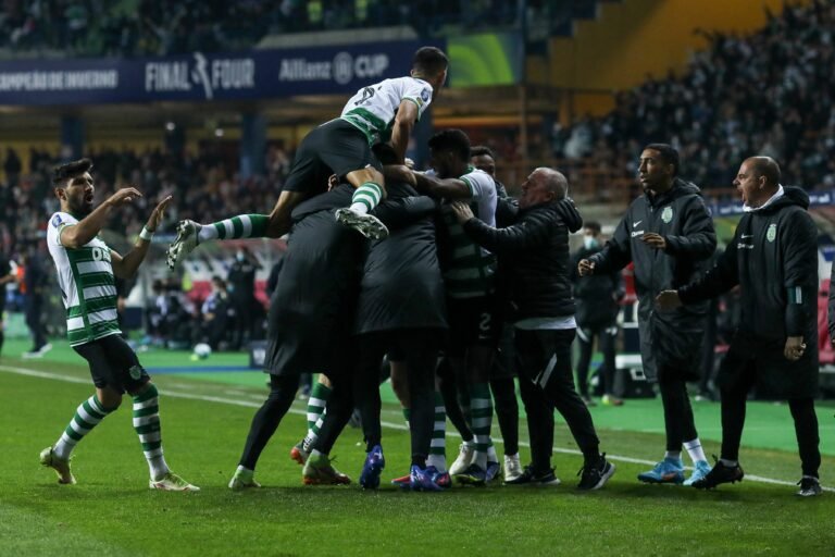 Sporting vence rival Benfica de virada e conquista a Copa da Liga de Portugal