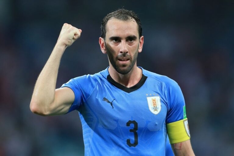 Flamengo tentou a contratação de Godín, que preferiu fechar com o Atlético, afirma portal