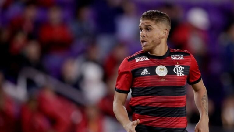 Clube da MLS busca acordo por Cuéllar; Flamengo também receberá quantia