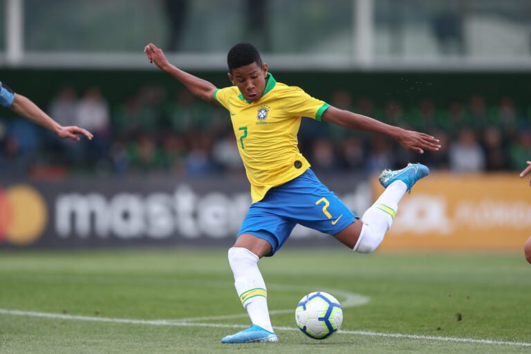 Recuperado da COVID, Savinho retorna aos treinamentos no Atlético-MG