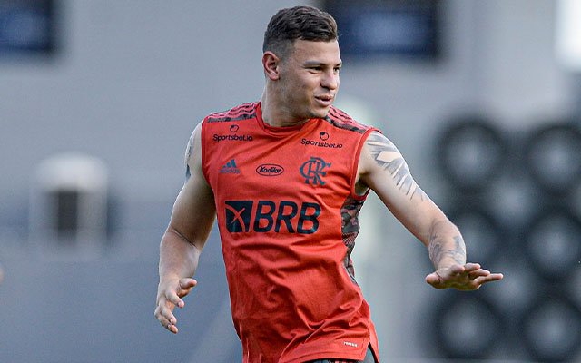 Flamengo acerta empréstimo de Hugo Moura ao Athletico-PR