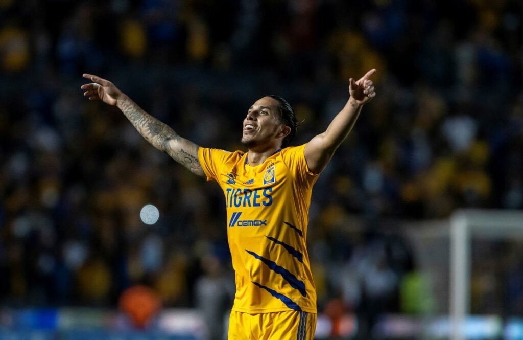 Palmeiras intensifica conversas pelo zagueiro mexicano Salcedo, mas ainda não oficializou proposta