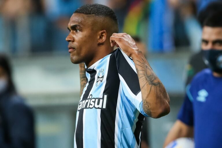 Grêmio economiza R$ 39 milhões com rescisão de Douglas Costa
