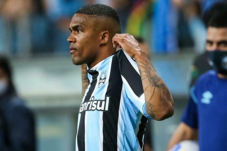 Dênis Abrahão confirma permanência de Douglas Costa no Grêmio: “Sou fã de carteirinha”
