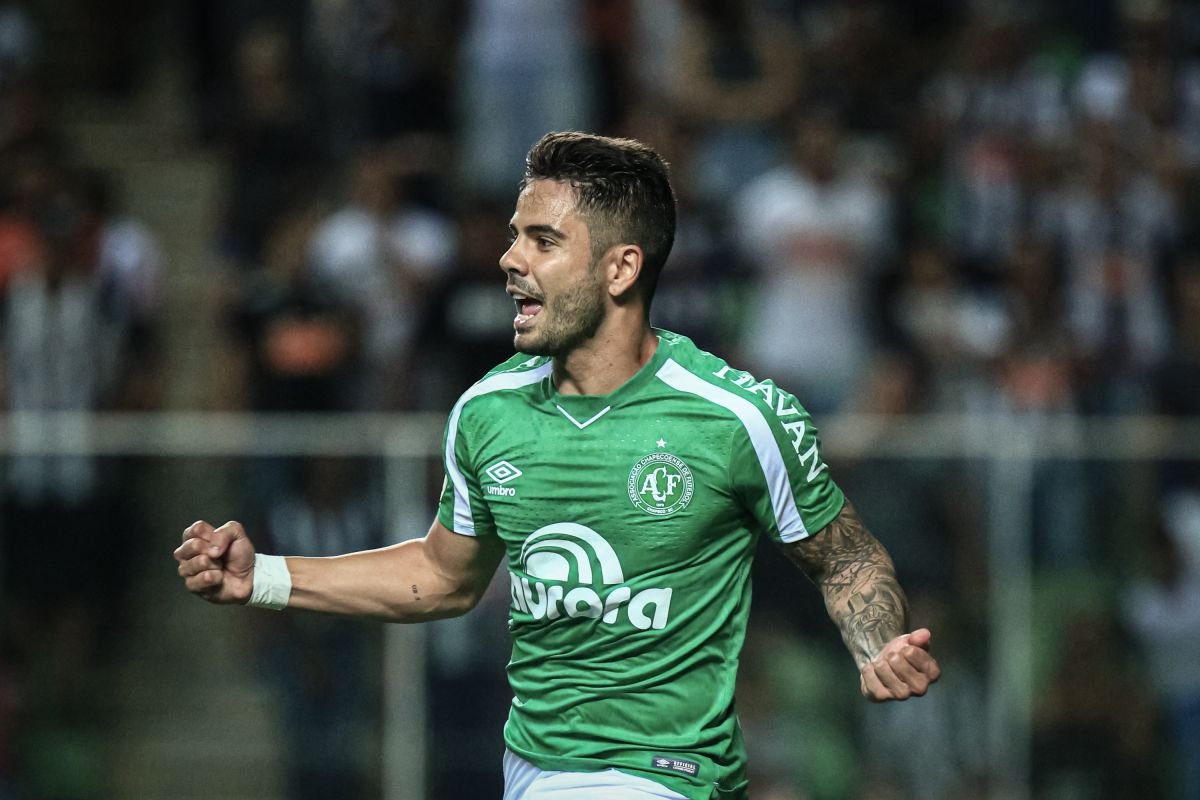 América-MG se aproxima de acerto com Henrique Almeida