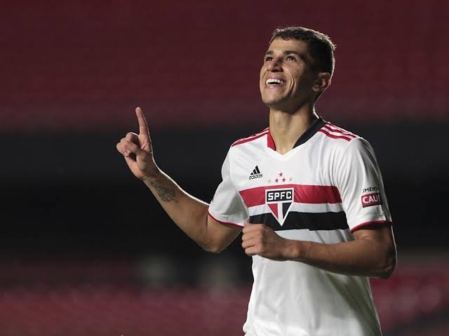 São Paulo chega a acordo e rescinde com Vitor Bueno