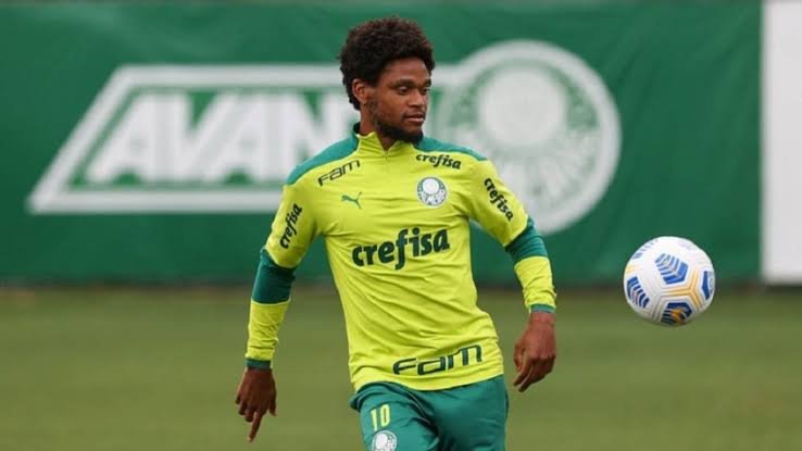 Luiz Adriano faz exigência e atrasa rescisão com Palmeiras