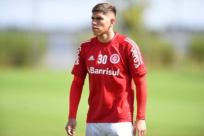 Apesar de teste negativo, Palacios segue isolado por sintomas de Covid-19