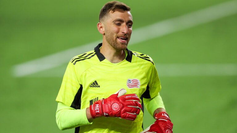 Arsenal contrata goleiro do New England Revolution
