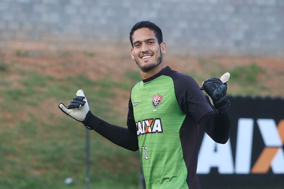 Cruzeiro e Palmeiras sondam goleiro do Vitória;