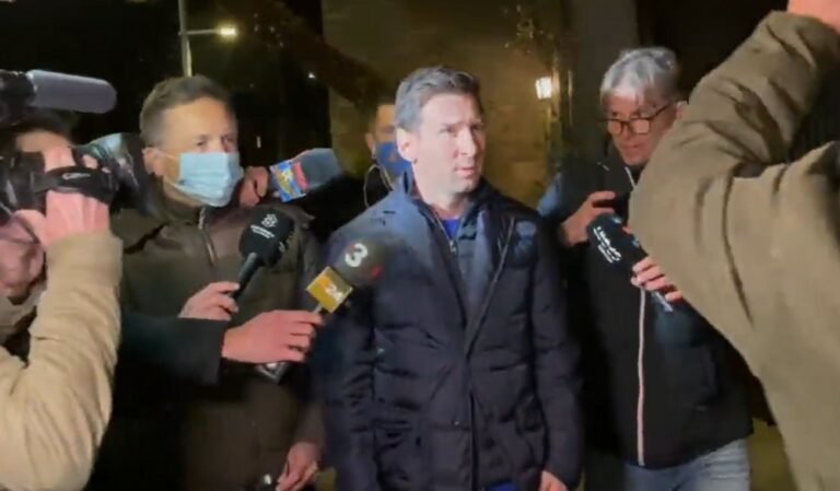Saudades? Messi passa folga em Barcelona e visita ex-companheiros