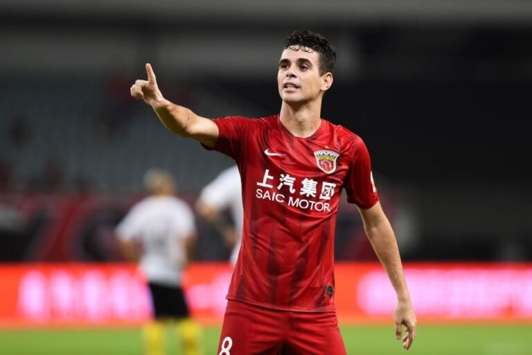 Oscar continua negociações com Barcelona, porém, questão salarial é entrave; Jogador tenta rescisão de seu contrato com o Shangai SIPG