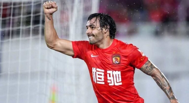 Ex-Palmeiras, Ricardo Goulart entra na mira do Santos