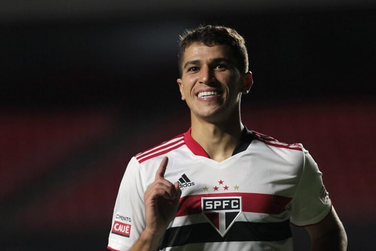 São Paulo encaminha rescisão de Vitor Bueno; assinatura será na próxima semana