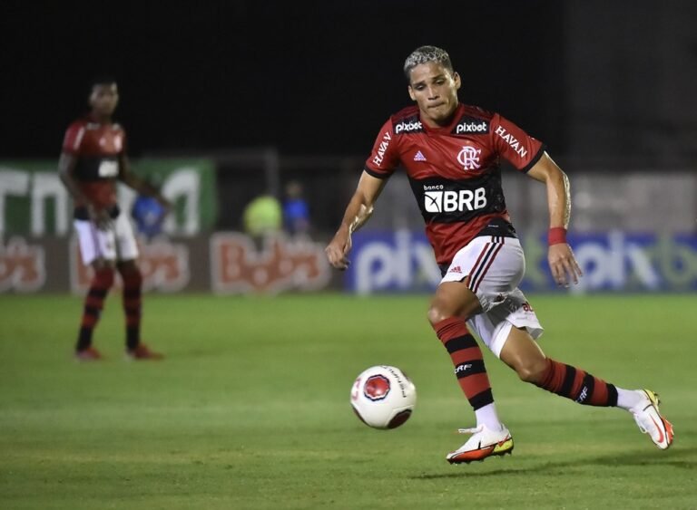 Chapecoense realiza sondagem por Thiaguinho, do Flamengo