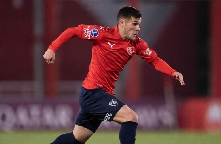 Fabrício Bustos rescinde com o Independiente e é esperado para assinar com o Inter