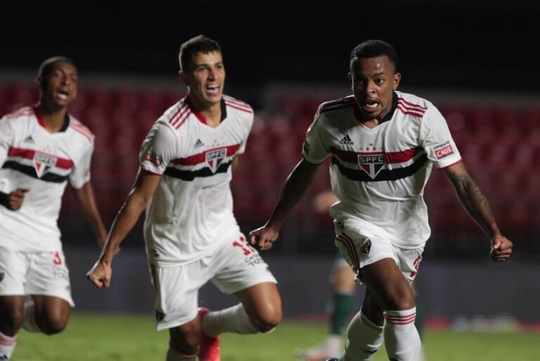 Vaza imagem de suposto uniforme principal do São Paulo