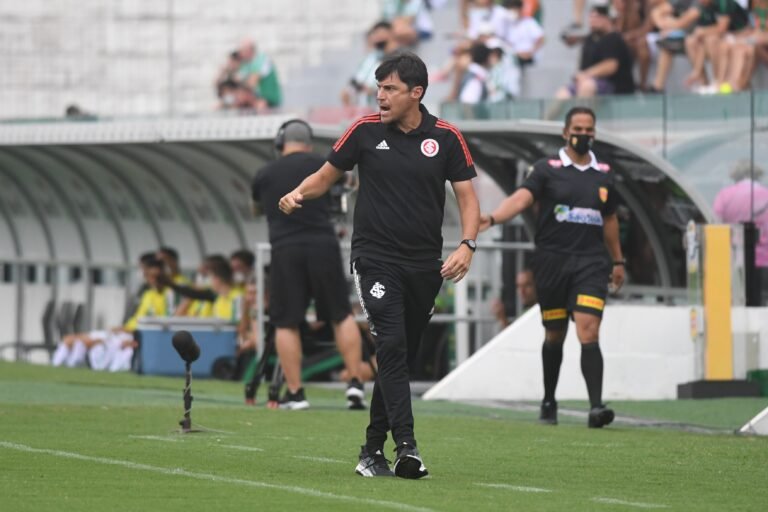 ‘Cacique’ Medina adota cautela ao falar sobre Gabriel: “Há muitos nomes”