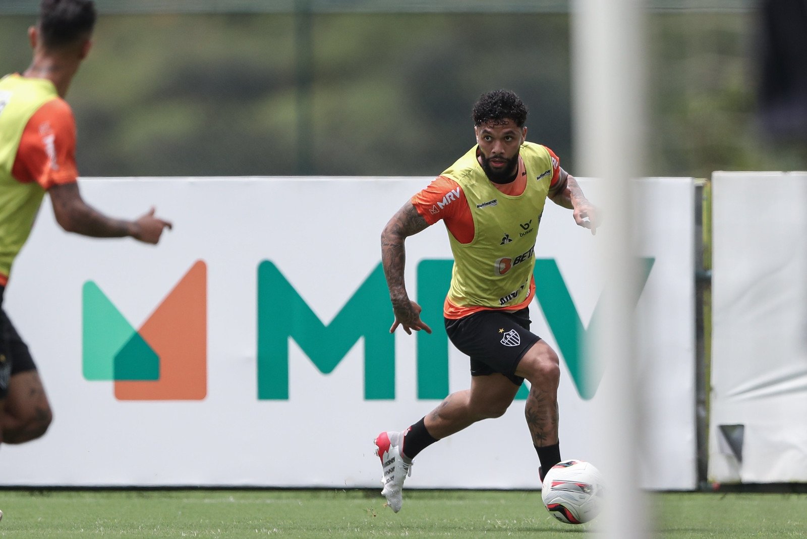 Novo reforço atleticano, Otávio fala sobre suas características de jogo e concorrência pela vaga com Jair e Allan