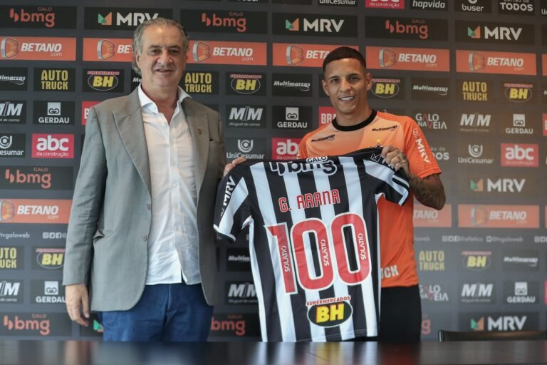 Guilherme Arana recebe homenagem pelos 100 jogos com a camisa do Atlético Mineiro e fala: “Estou muito feliz com a camisa do Atlético”