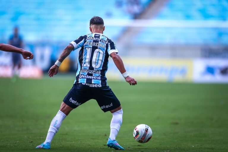 Ferreira sofre lesão muscular e vira dúvida para o clássico Gre-Nal