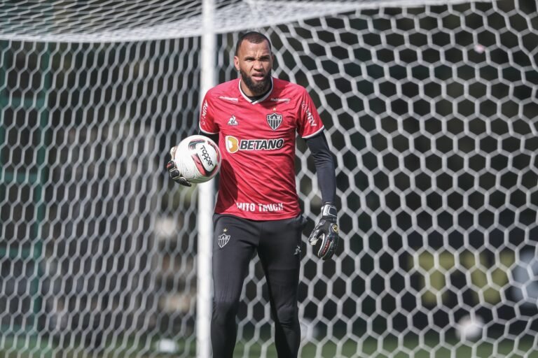Eleito melhor goleiro em premiação da Itatiaia, Éverson exalta a carreira do goleiro Victor