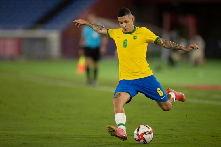 Guilherme Arana destaca a temporada 2021, fala sobre convocação para a seleção e sonha com Copa do Mundo