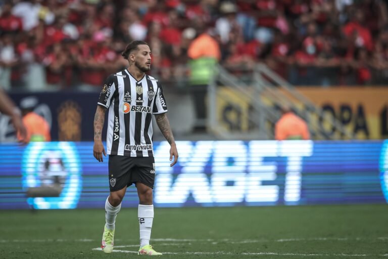 Guga comenta pênalti perdido e briga pela posição titular na lateral-direita