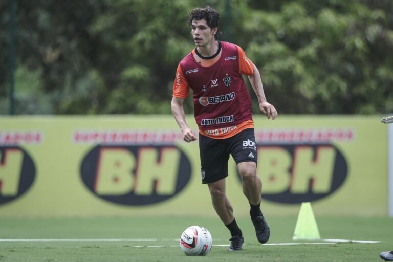 Dodô compartilha crítica de jornalista ao calendário brasileiro e fala: “o futebol brasileiro vive um calendário ultrapassado”