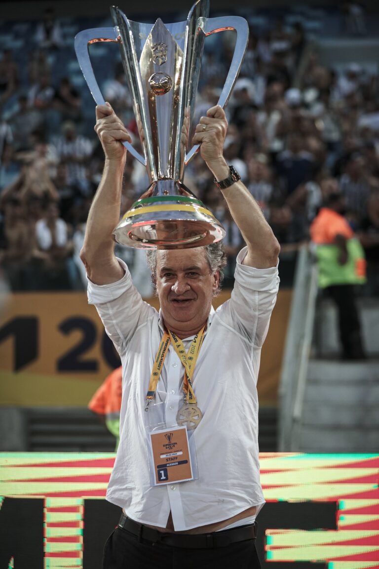 Presidente do Atlético Mineiro alfineta o Flamengo após título da Supercopa