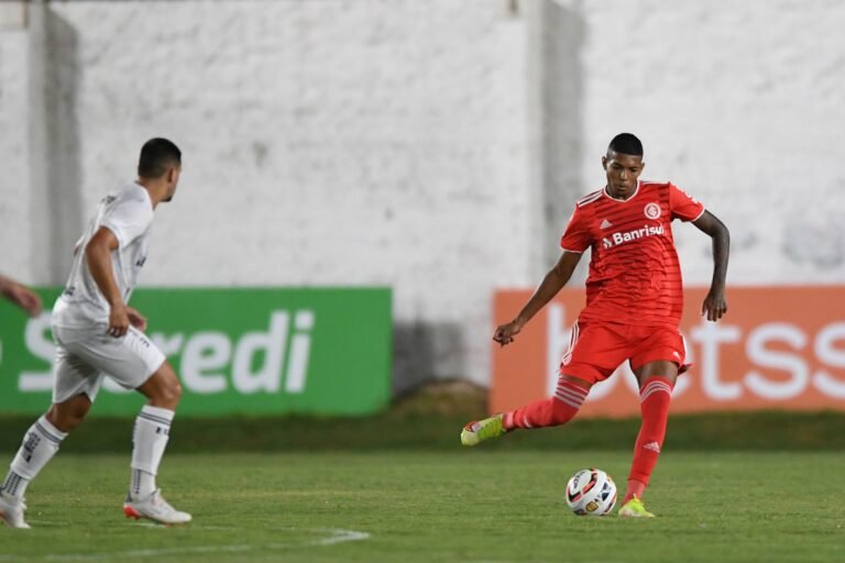 Matheus Dias comemora a estreia pelo Inter: “Mais um sonho de criança realizado”