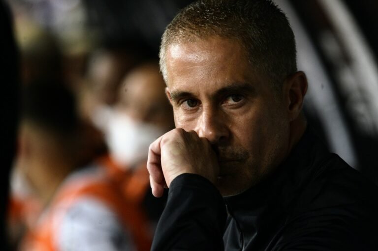 Sylvinho é demitido com números inferiores a Mancini no Corinthians