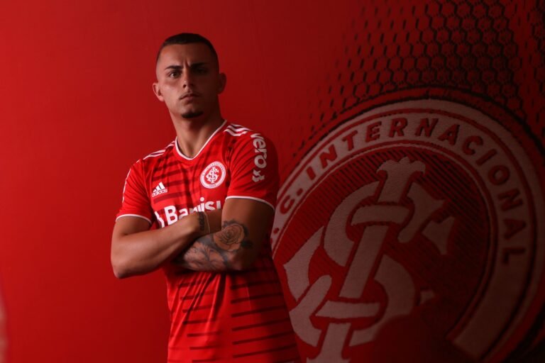 Bruno Gomes comemora a chegada ao Inter: “Orgulho define”