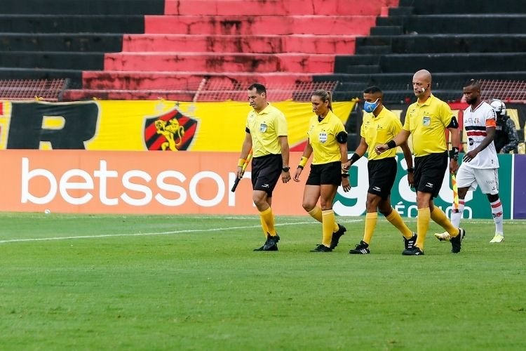 Santa Cruz notifica FPF sobre a atuação da arbitragem no clássico contra o Sport; presidente dá posição sobre o caso