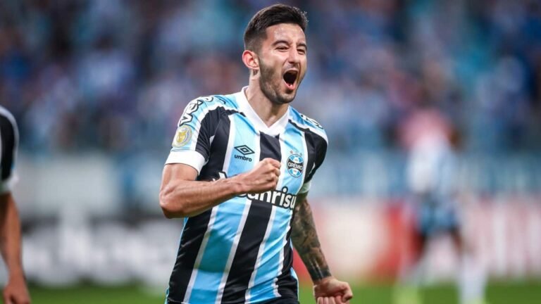 Ônibus do Grêmio é atingido por pedras e Villasanti recebe atendimento no Beira-Rio