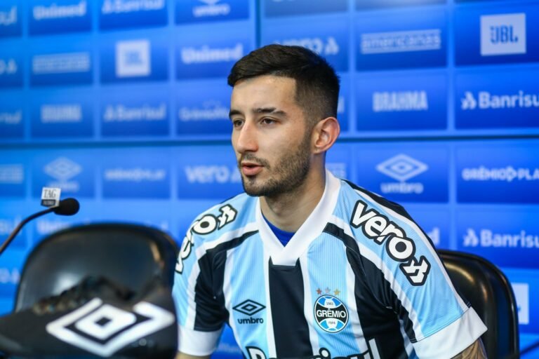 Grêmio não quer entrar em campo após ter o ônibus apedrejado